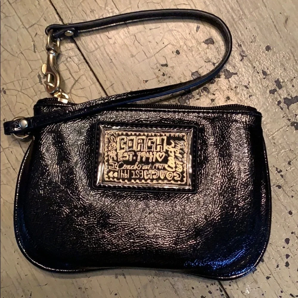𝅺COACH Poppy Black & Gold Patent Leather Wristlet